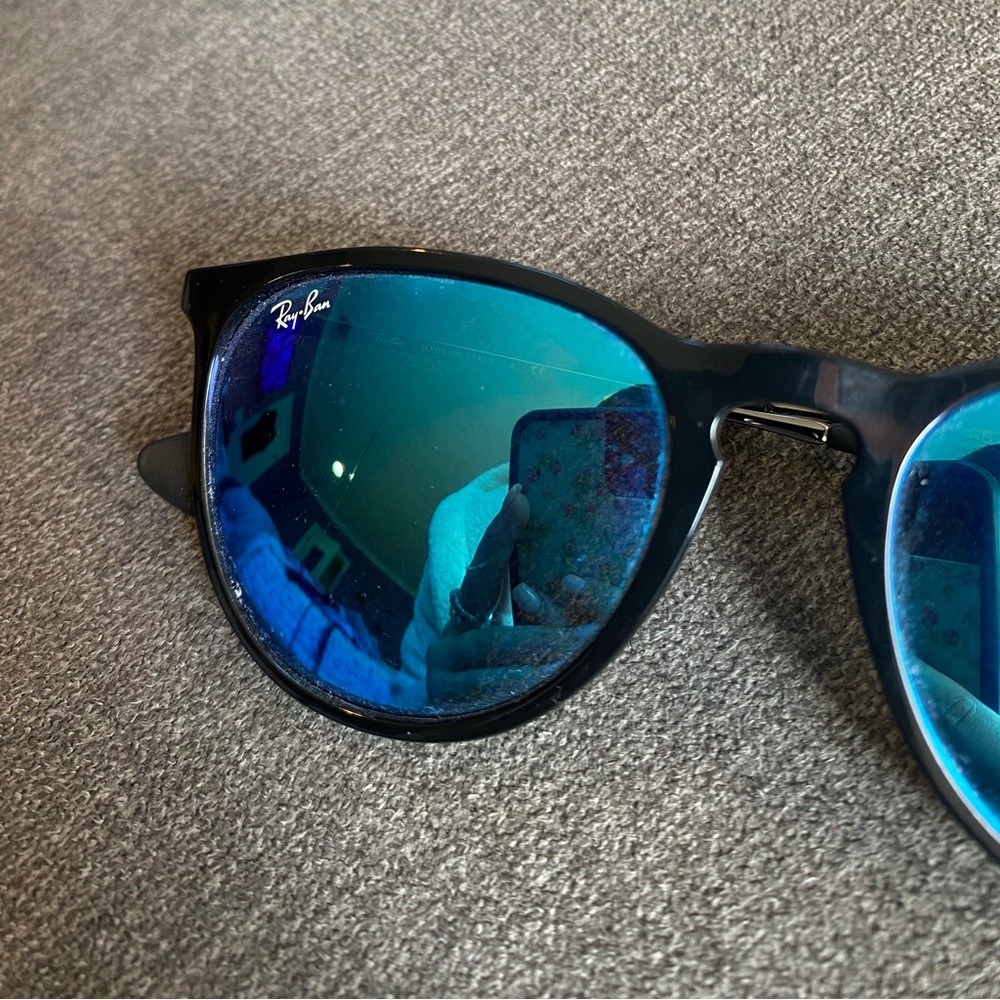 Blue reflective rounded Ray Ban glasses